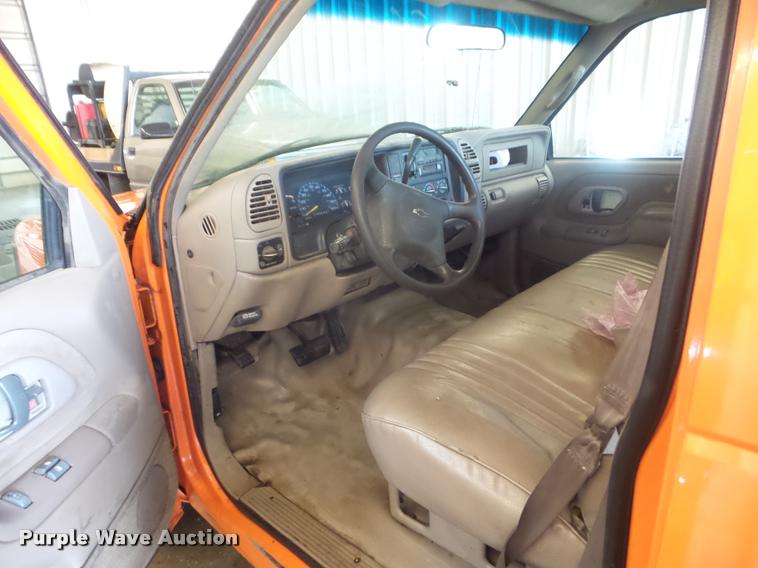 image for item L1720 2000 Chevrolet 3500 flatbed pickup truck