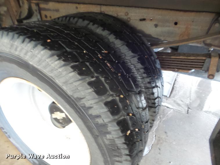 image for item L1720 2000 Chevrolet 3500 flatbed pickup truck