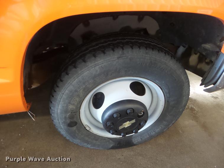 image for item L1720 2000 Chevrolet 3500 flatbed pickup truck