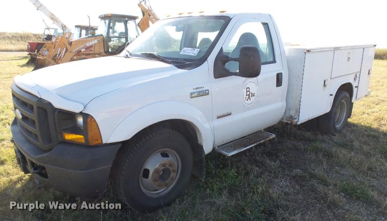 image for item L3293 2006 Ford F350 Super Duty utility truck