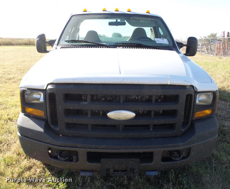 image for item L3293 2006 Ford F350 Super Duty utility truck