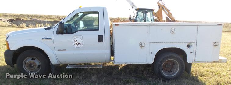 image for item L3293 2006 Ford F350 Super Duty utility truck