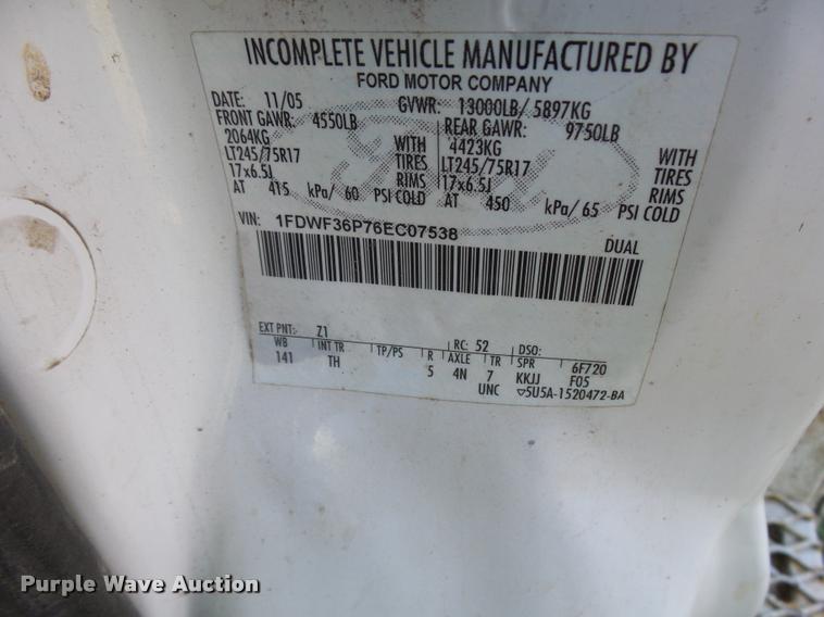 image for item L3293 2006 Ford F350 Super Duty utility truck