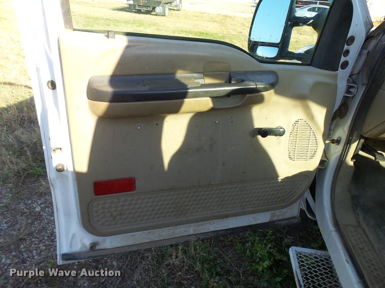 image for item L3293 2006 Ford F350 Super Duty utility truck