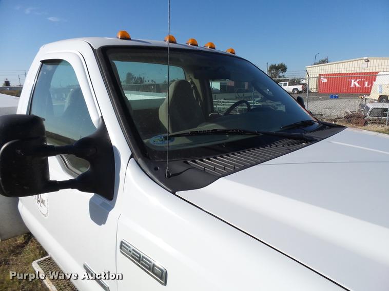 image for item L3293 2006 Ford F350 Super Duty utility truck