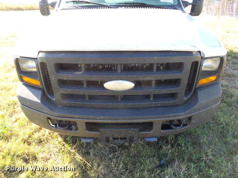 image for item L3293 2006 Ford F350 Super Duty utility truck