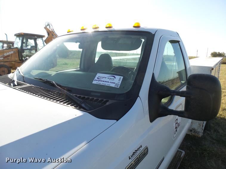 image for item L3293 2006 Ford F350 Super Duty utility truck