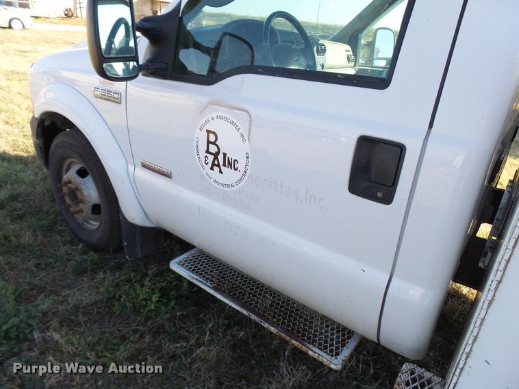 image for item L3293 2006 Ford F350 Super Duty utility truck