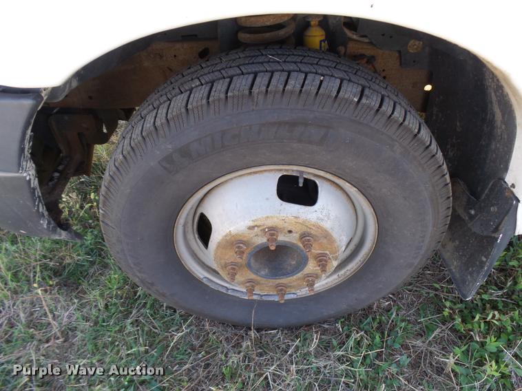 image for item L3293 2006 Ford F350 Super Duty utility truck