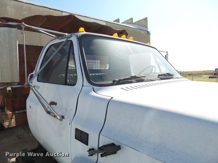 image for item L3294 1989 GMC TopKick 7000 flatbed truck