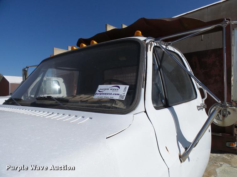 image for item L3294 1989 GMC TopKick 7000 flatbed truck