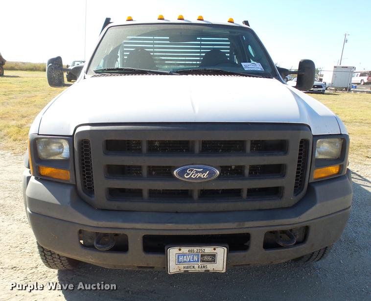 image for item L3301 2005 Ford F450 Super Duty flatbed truck