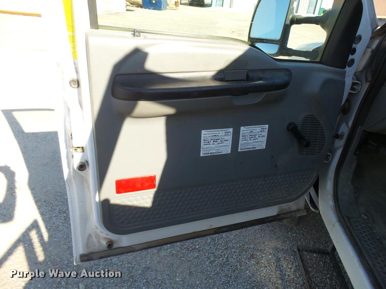 image for item L3301 2005 Ford F450 Super Duty flatbed truck