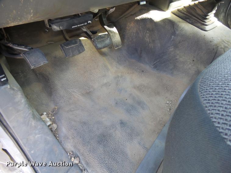 image for item L3301 2005 Ford F450 Super Duty flatbed truck