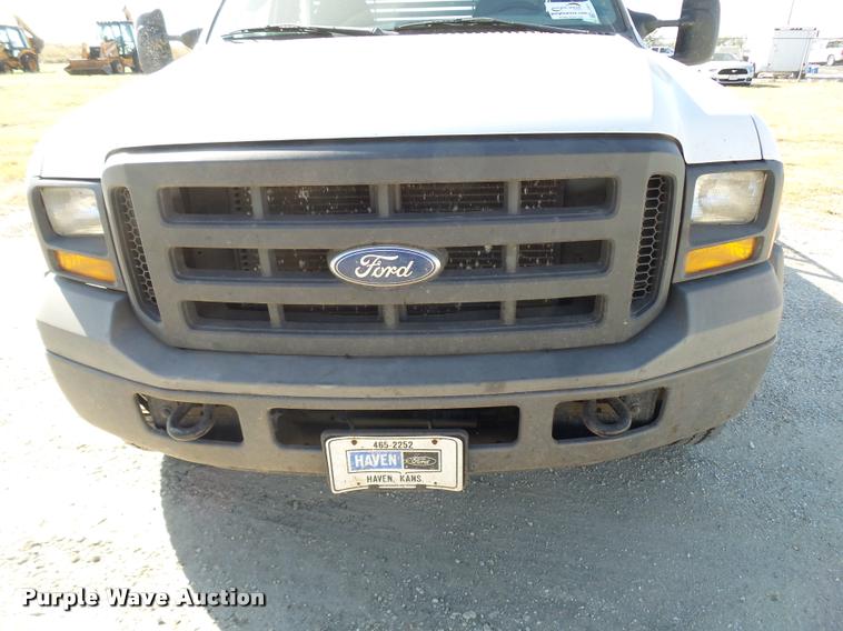 image for item L3301 2005 Ford F450 Super Duty flatbed truck