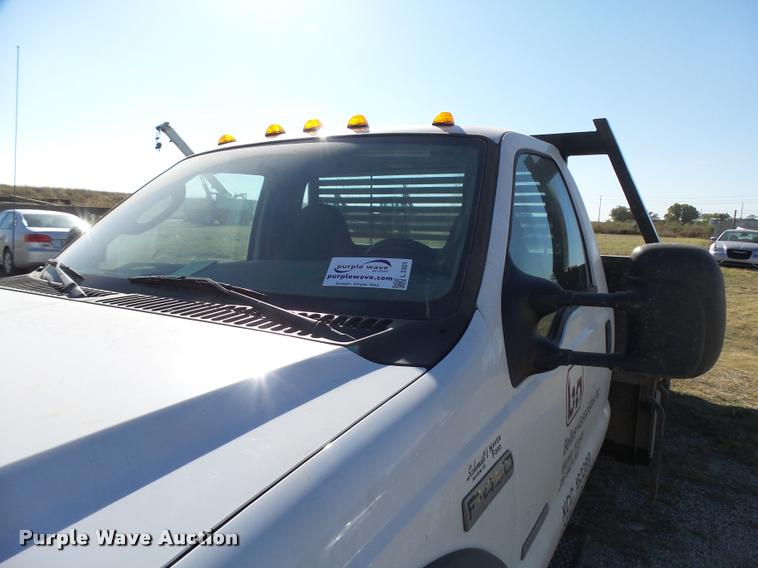 image for item L3301 2005 Ford F450 Super Duty flatbed truck