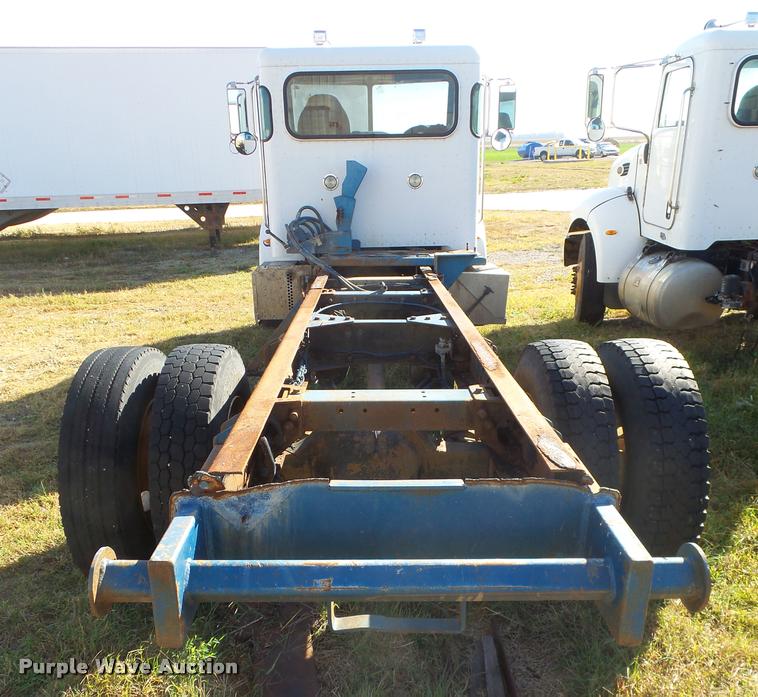 image for item L3307 2007 Peterbilt 335 truck cab and chassis