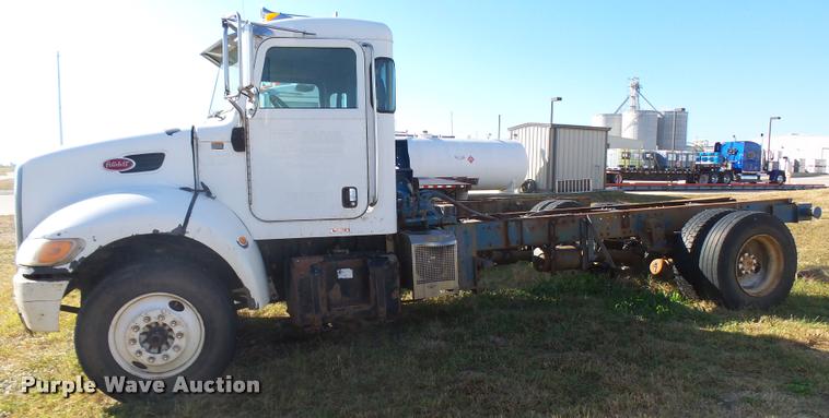image for item L3307 2007 Peterbilt 335 truck cab and chassis