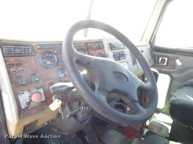 image for item L3307 2007 Peterbilt 335 truck cab and chassis