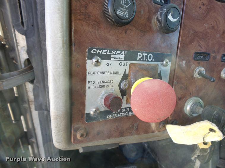 image for item L3307 2007 Peterbilt 335 truck cab and chassis