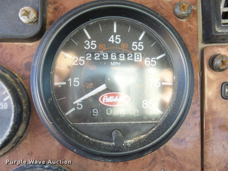 image for item L3307 2007 Peterbilt 335 truck cab and chassis