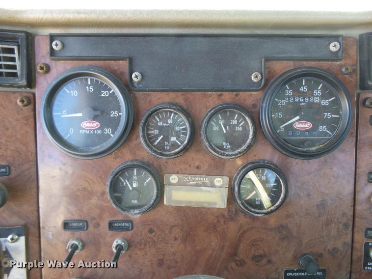 image for item L3307 2007 Peterbilt 335 truck cab and chassis