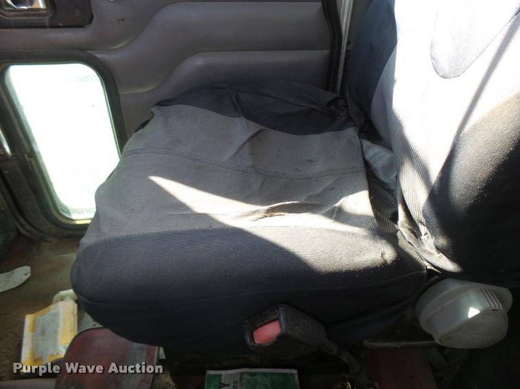 image for item L3307 2007 Peterbilt 335 truck cab and chassis