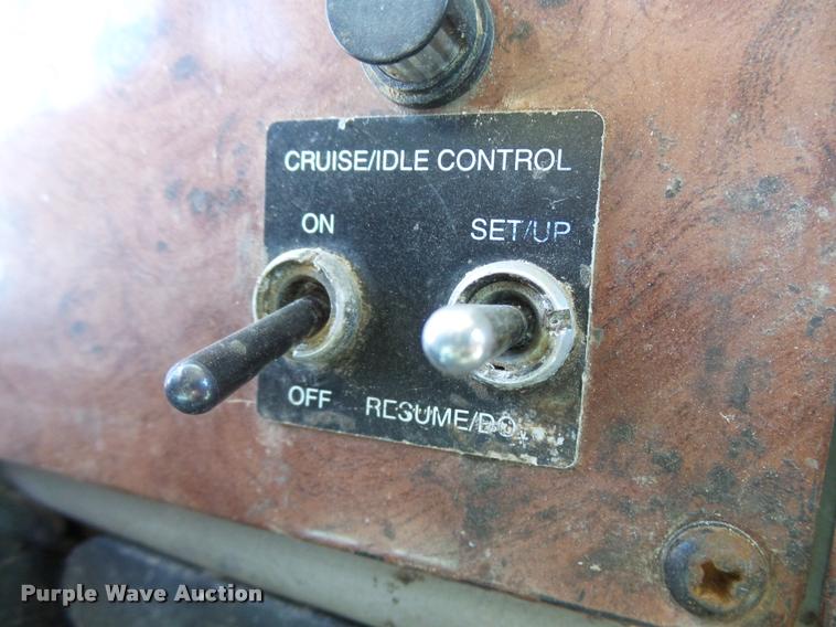 image for item L3307 2007 Peterbilt 335 truck cab and chassis