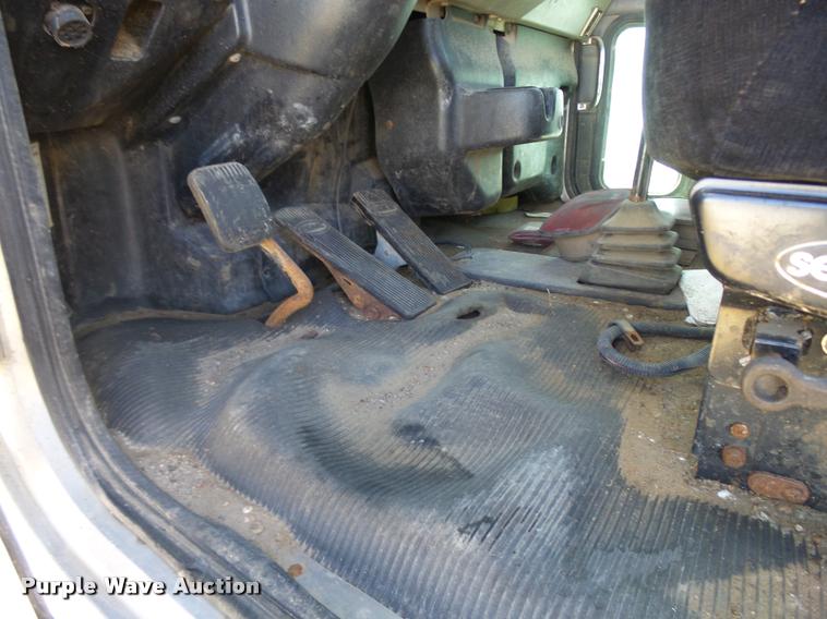 image for item L3307 2007 Peterbilt 335 truck cab and chassis