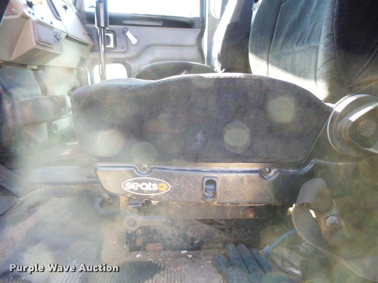 image for item L3307 2007 Peterbilt 335 truck cab and chassis