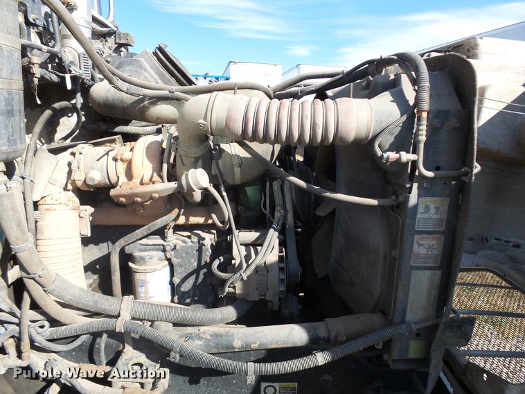 image for item L3307 2007 Peterbilt 335 truck cab and chassis