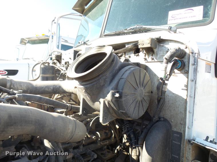 image for item L3307 2007 Peterbilt 335 truck cab and chassis