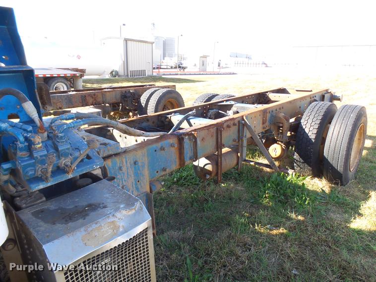 image for item L3307 2007 Peterbilt 335 truck cab and chassis