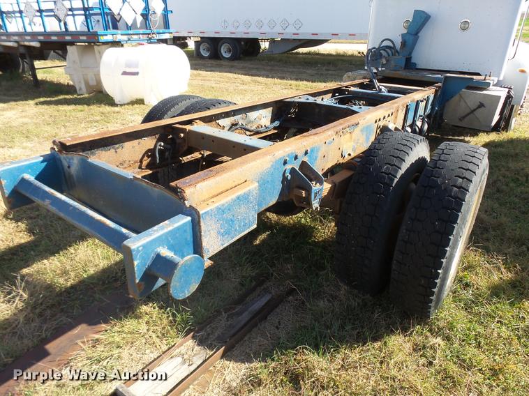 image for item L3307 2007 Peterbilt 335 truck cab and chassis