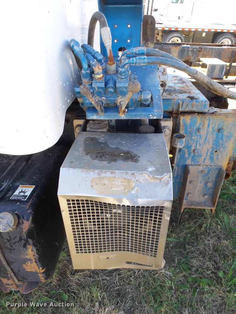 image for item L3307 2007 Peterbilt 335 truck cab and chassis