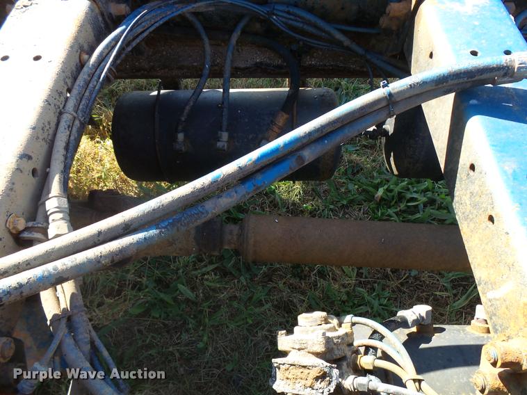 image for item L3307 2007 Peterbilt 335 truck cab and chassis