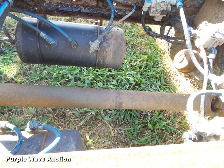 image for item L3307 2007 Peterbilt 335 truck cab and chassis