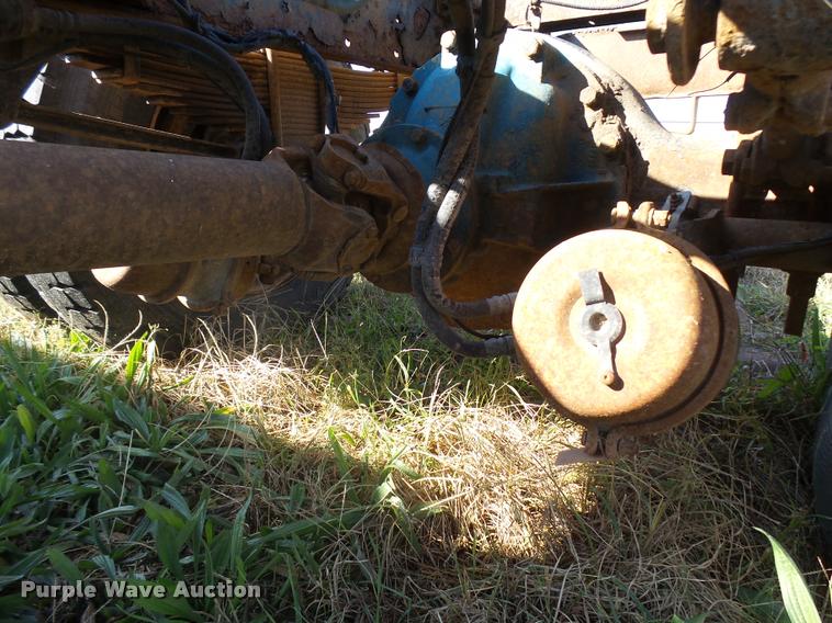 image for item L3307 2007 Peterbilt 335 truck cab and chassis