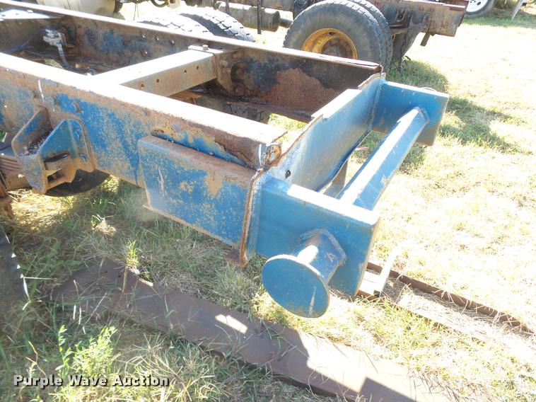 image for item L3307 2007 Peterbilt 335 truck cab and chassis