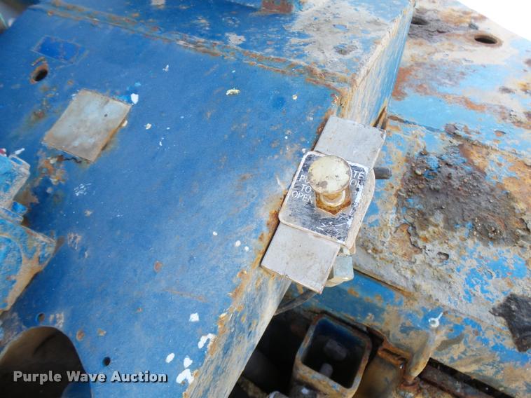 image for item L3307 2007 Peterbilt 335 truck cab and chassis