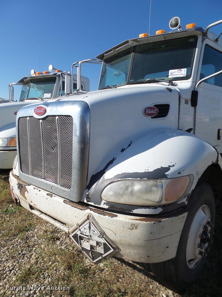 image for item L3307 2007 Peterbilt 335 truck cab and chassis