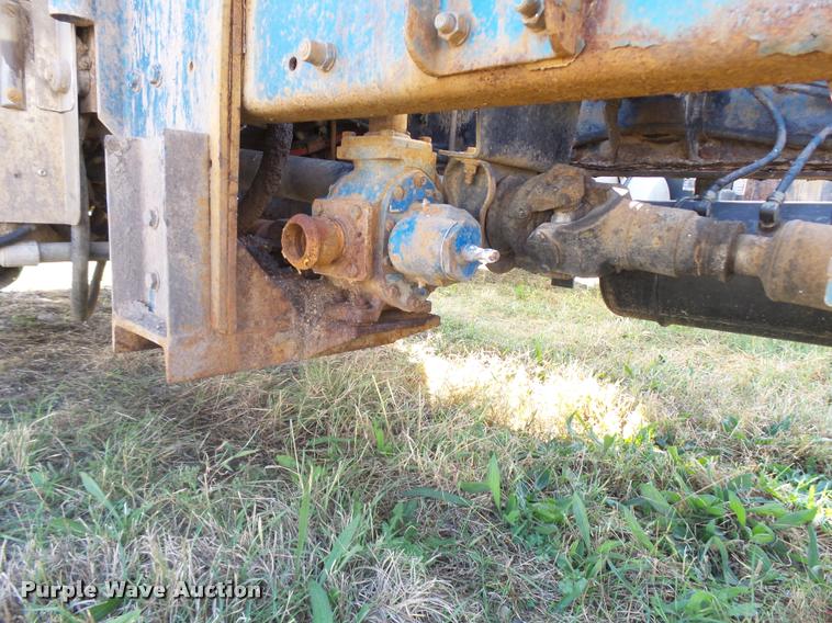 image for item L3307 2007 Peterbilt 335 truck cab and chassis