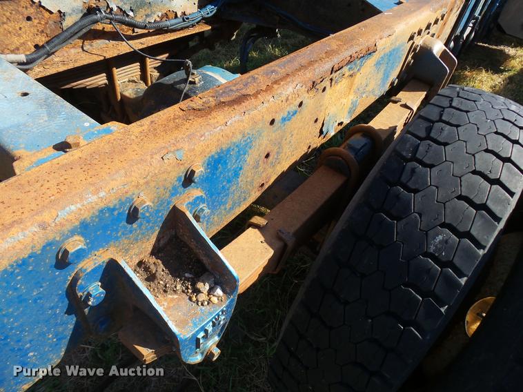 image for item L3307 2007 Peterbilt 335 truck cab and chassis