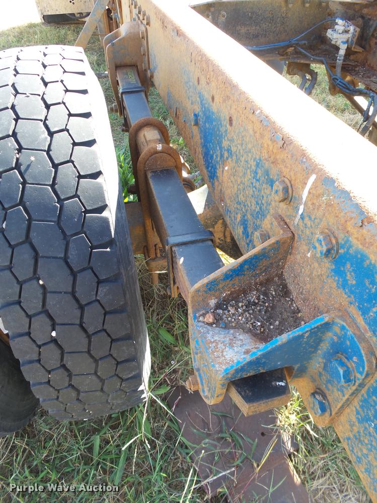 image for item L3307 2007 Peterbilt 335 truck cab and chassis