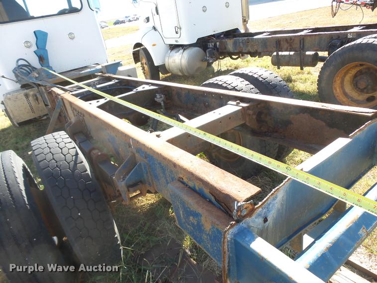 image for item L3307 2007 Peterbilt 335 truck cab and chassis