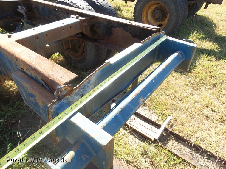 image for item L3307 2007 Peterbilt 335 truck cab and chassis