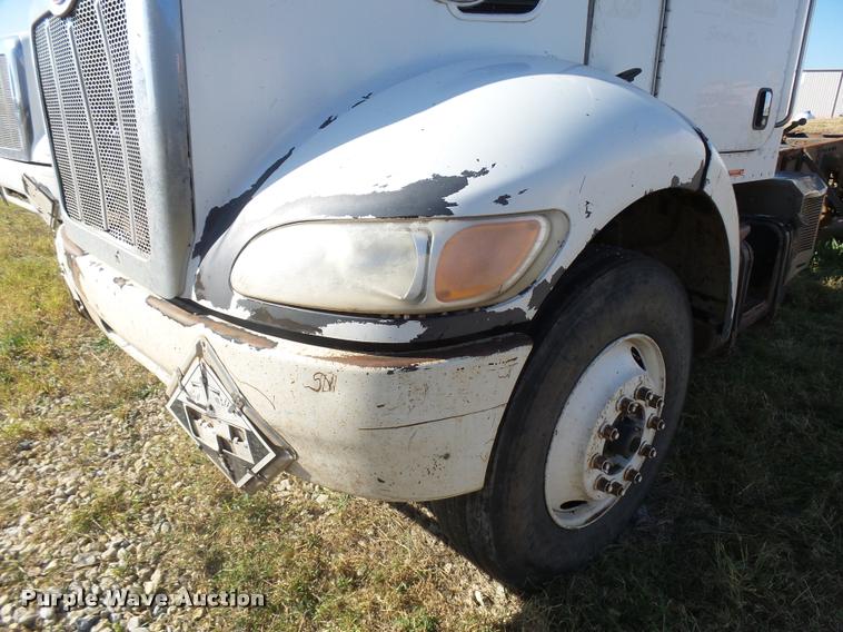 image for item L3307 2007 Peterbilt 335 truck cab and chassis
