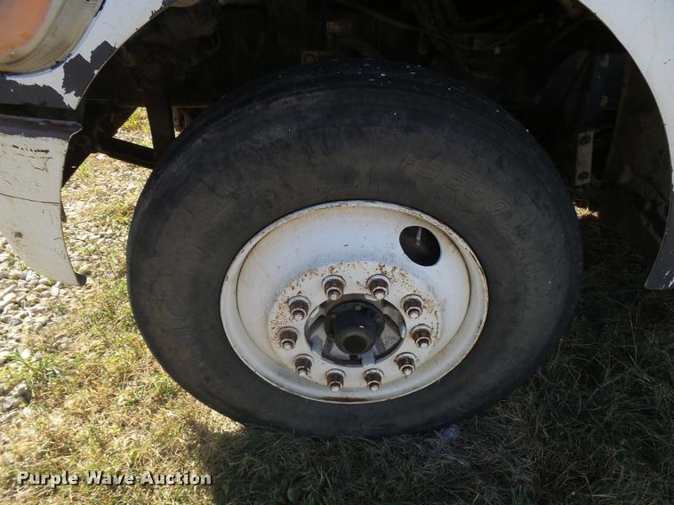 image for item L3307 2007 Peterbilt 335 truck cab and chassis