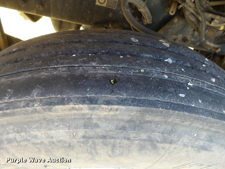 image for item L3307 2007 Peterbilt 335 truck cab and chassis