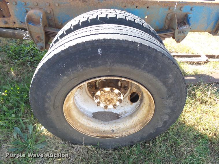 image for item L3307 2007 Peterbilt 335 truck cab and chassis